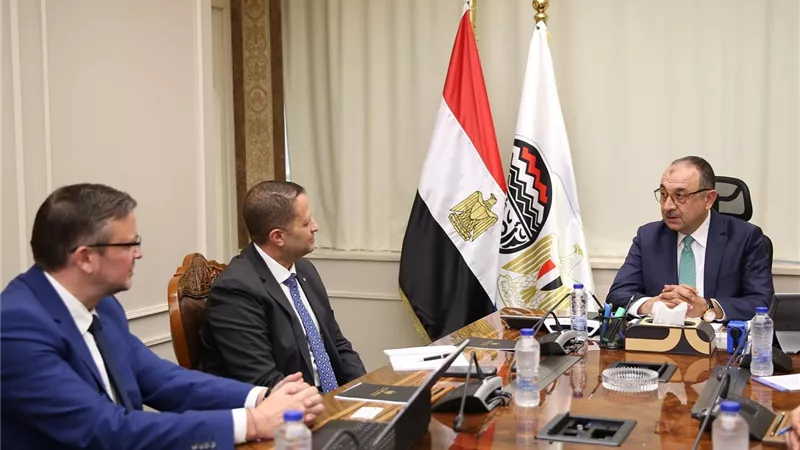 وزير قطاع الأعمال العام يبحث مع 