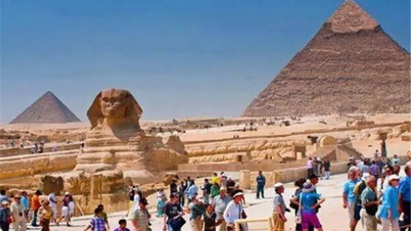 السياحة المصرية تقترب من رقم قياسي جديد.. الأهرامات والمتحف الكبير في قلب المشهد