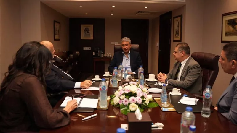 وزير السياحة يبحث مع رئيس المجلس العالمي للسفر والسياحة تعزيز التعاون ودعم الاستثمارات السياحية في مصر