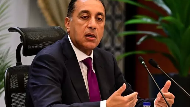 رئيس الوزراء يغادر إلى قطر لحضور قمة التنمية الاجتماعية وقمة مكافحة الفقر