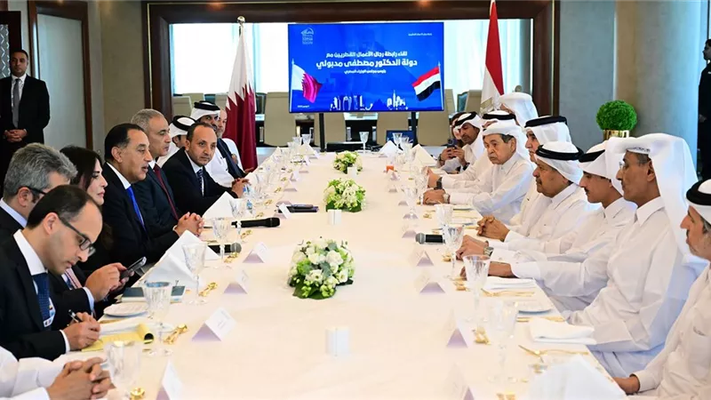 «مدبولي» يدعو رجال الأعمال القطريين لزيادة استثماراتهم في مصر 