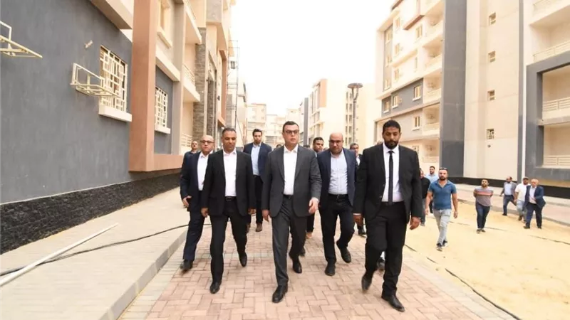 وزير الإسكان يتفقد الطرق ومشروع للإسكان المتوسط بمدينة حدائق أكتوبر