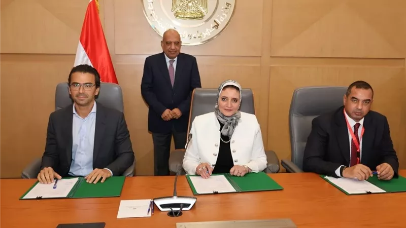 تنفيذ مشروعين لإنتاج الكهرباء من الطاقة الشمسية قدرة 1200 ميجاوات وبطاريات تخزين سعة 720 ميجاوات ساعة
