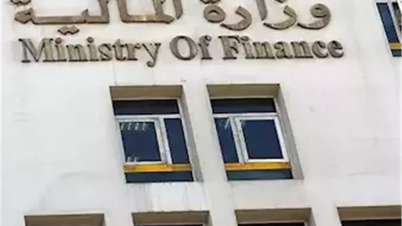 العجز الكلي لموازنة مصر يرتفع إلى 2.5%.. و«الإيرادات» تقفز بأكثر من 41%