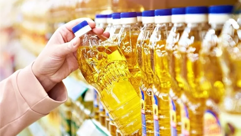 وزير التموين يعلن استمرار تخفيض أسعار الزيوت وطرح عبوة جديدة بسعر مناسب