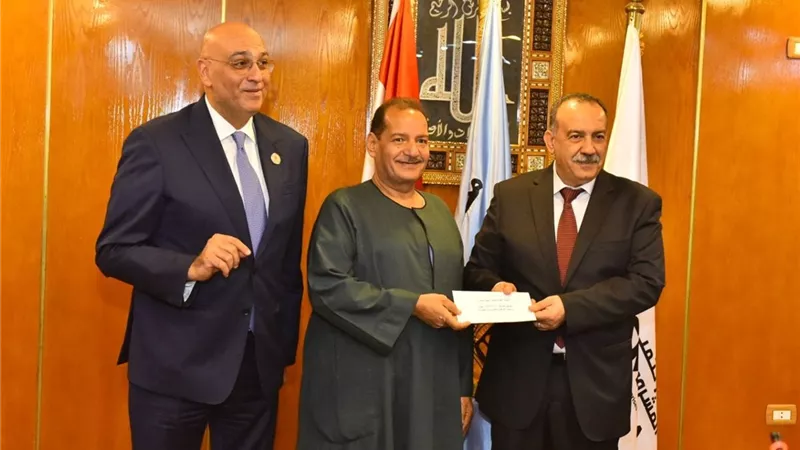 محافظ أسيوط وجهاز تنمية المشروعات يسلمان تمويلات 13.5 مليون جنيه لدعم الجمعيات ورواد الأعمال