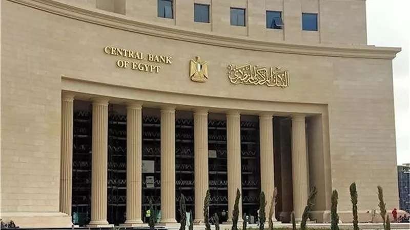 خبراء: تثبيت الفائدة الحل الأكثر أماناً لمواجهة التضخم وتقلبات السوق