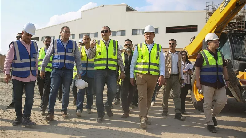  وزير قطاع الأعمال يتابع ميدانيًا المشروع القومي لتطوير صناعة الغزل والنسيج