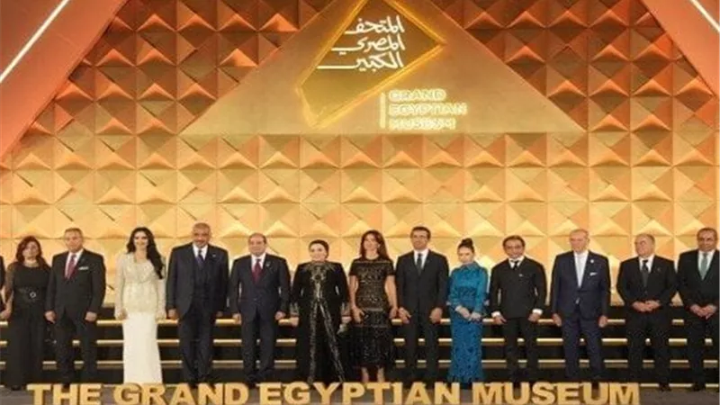 الرئيس السيسي يلتقط صورة تذكارية في حفل افتتاح المتحف المصري الكبير
