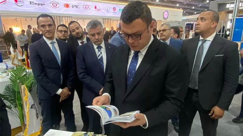 وزير الإسكان يتفقد جناح الوزارة بالمعرض الدولي للنقل الذكي واللوجستيات والصناعة 