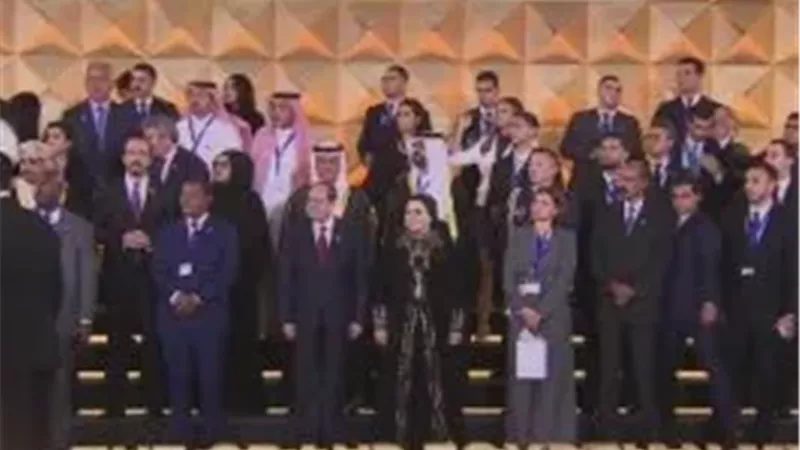الرئيس السيسى يتوسط صورة تذكارية مع القادة المشاركين فى حفل افتتاح المتحف المصري الكبير