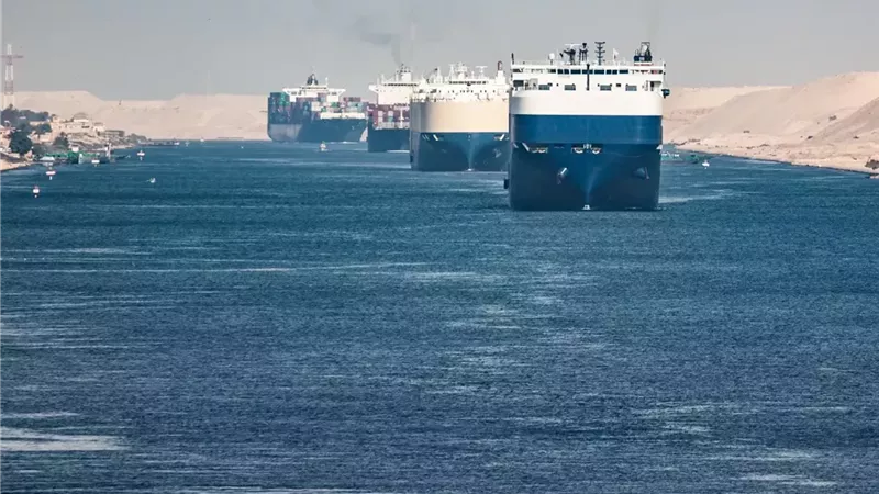 مكاسب قناة السويس تتوالى.. أكبر أسطول نقل في العالم يعود ببشرى سارة لمصر