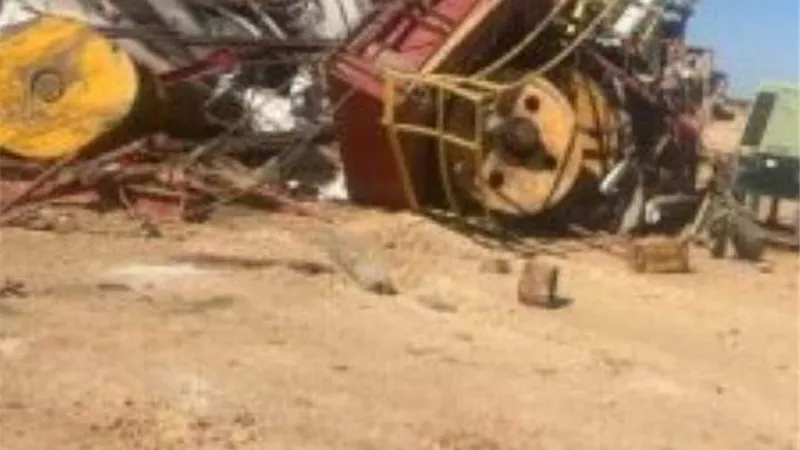وزارة البترول: سقوط برج جهاز حفر بالصحراء الغربية يُصيب ثلاثة ويُطلق تحقيقًا عاجلًا