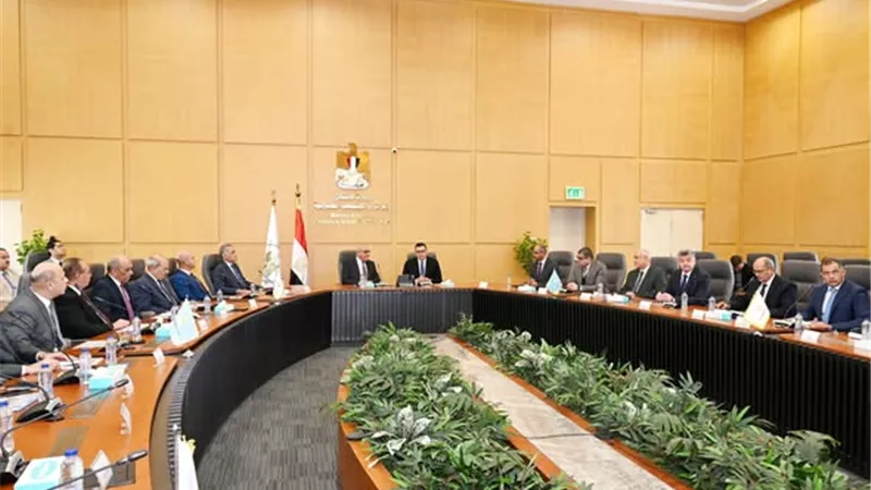 وزير الإسكان ورئيس الهيئة العربية للتصنيع يتابعان مشروعات المبادرة الرئاسية 