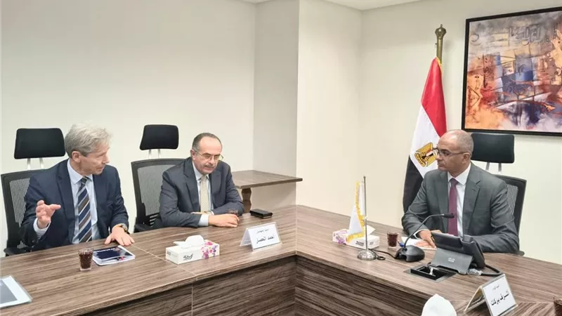 «الإسكان» تبحث مع «المقاولون العرب» وشركة عالمية الاستثمار في تحلية مياه البحر