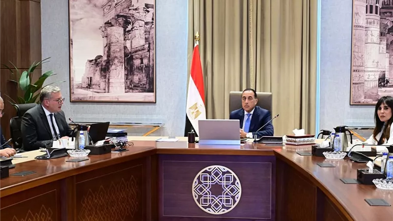 رئيس الوزراء يلتقي وزير البترول والثروة المعدنية لاستعراض ملفات عمل الوزارة