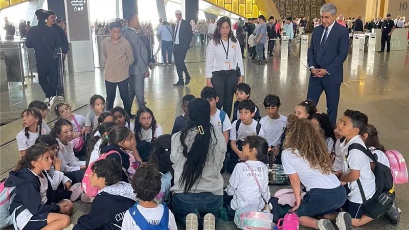 وزير السياحة يتفقد حركة الزوار بالمتحف المصري الكبير ويشيد بتنظيم الرحلات المدرسية