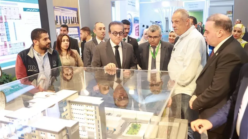 وزير الصحة يستعرض أحدث تقنيات التحول الرقمي خلال جولته في «سمارت هيلث جيت»