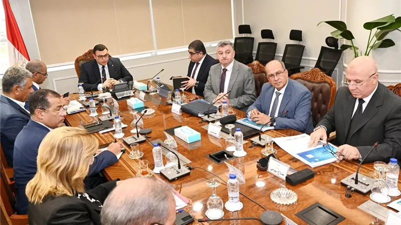 وزير الإسكان يتابع مشروعات المرحلة الأولى لمبادرة 