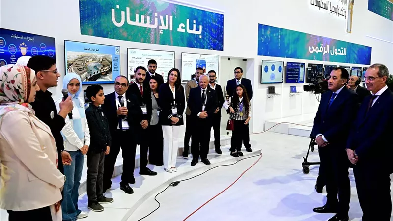رئيس الوزراء يلتقي خريجي مبادرات الاتصالات والشركات الناشئة ويستمع لنجاحاتهم في Cairo ICT