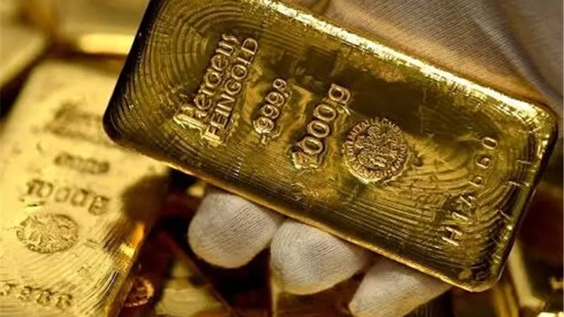 الذهب يتراجع 10 جنيهات في السوق المحلية مع هبوط الأونصة عالميًا