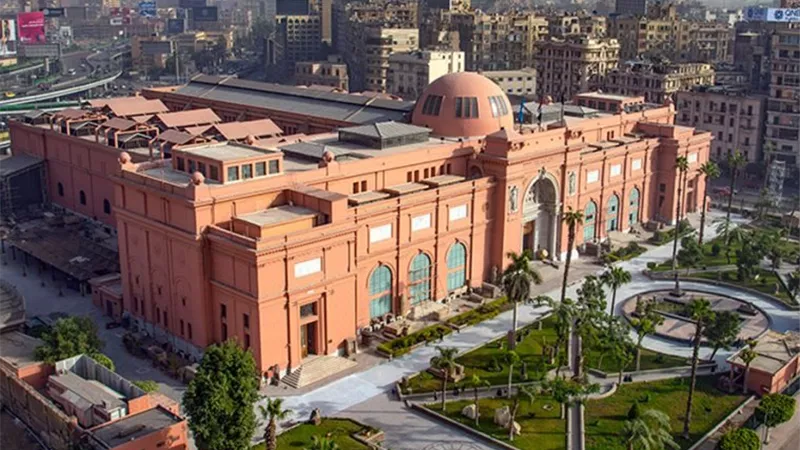 وزارة السياحة تدرس مقترح د.فاروق حسني لتحويل متحف التحرير لمركز دراسة المصريات