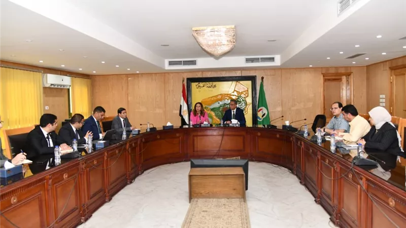محافظ الفيوم ونائب وزير الاتصالات يناقشان خطط التعاون المشترك في تنفيذ  التطوير المؤسسي الرقمي للمحافظة