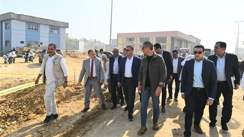 وزير الإسكان ومحافظ الفيوم يتفقدان مشروعات مياه وطريق جديد لدعم التنمية وجذب الاستثمارات