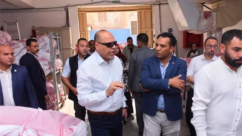 حملة السويس.. وزير العمل يقتحم المصانع ويكشف مخالفات صادمة تطال مئات العمال