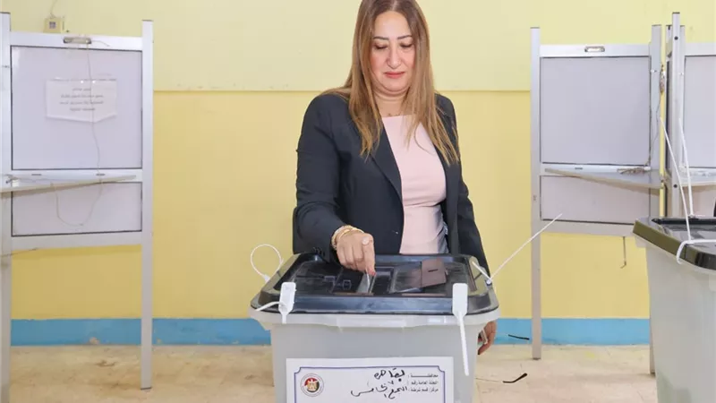 رئيس البريد تدلي بصوتها في انتخابات مجلس النواب 2025 