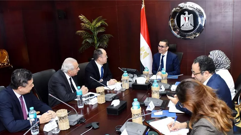 وزير الاستثمار يبحث مع «بروميتيون» الصينية ضخ 400 مليون دولار لتوسعة إنتاج الإطارات 