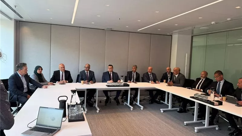 وزير الإسكان يبحث تعزيز التعاون مع «أكسيونا» الإسبانية في مشروعات المياه والتحلية