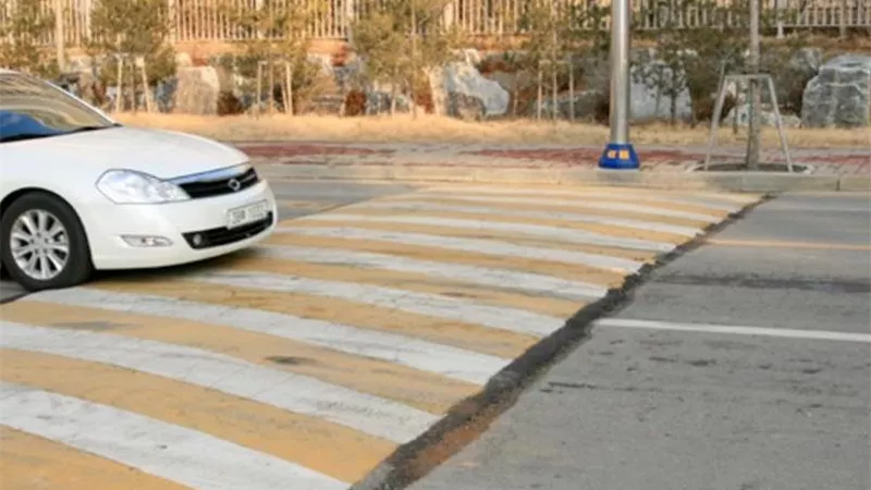 أستاذ هندسة الطرق: المطبات على المحاور الرئيسية مخالفة خطيرة للمعايير الدولية