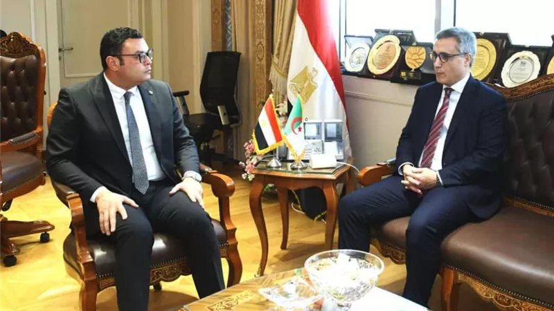 وزير الإسكان يبحث مع سفير الجزائر تعزيز التعاون العمراني  بين البلدين
