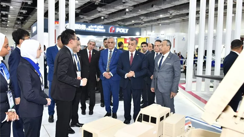 وزير الدولة للإنتاج الحربي محمد صلاح يزور أجنحة الشركات العالمية فيEDEX 2025