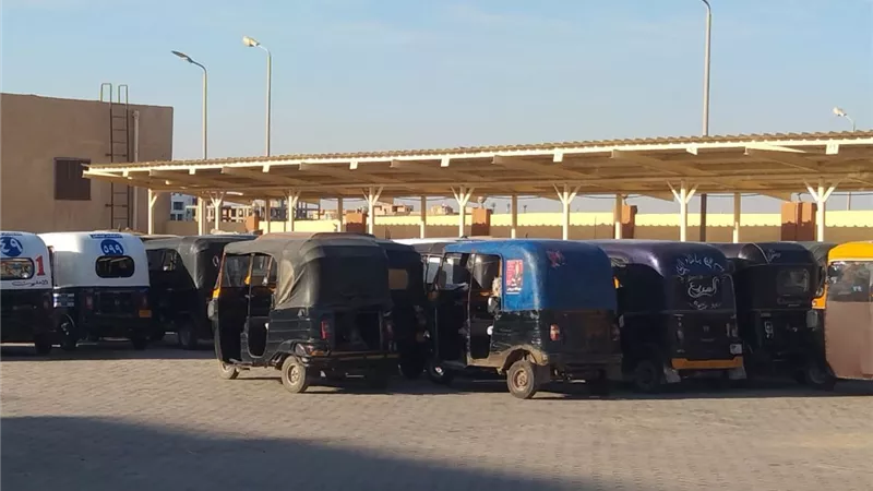 حملة لضبط مركبات التوكتوك المخالفة داخل المحاور بمدينة بدر
