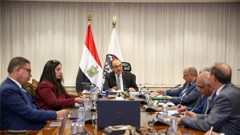  باجتماعه برؤساء الشركات.. وزير قطاع الأعمال يتابع مؤشرات الأداء والموقف التنفيذي للمشروعات