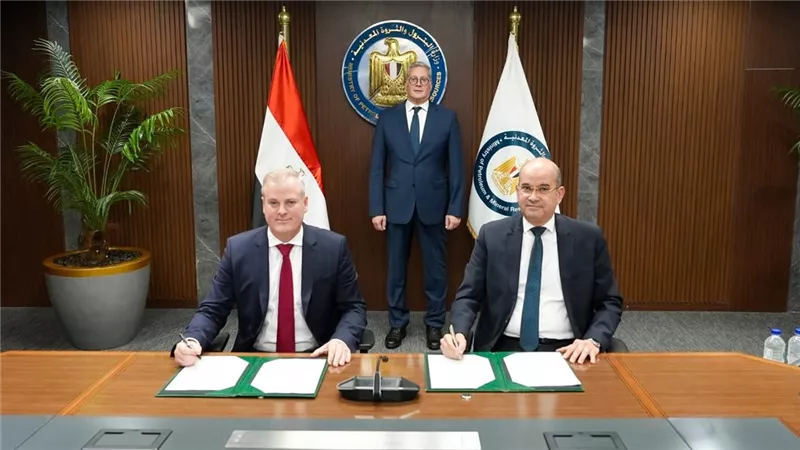 أول مشروع من نوعه.. وزير البترول يشهدتوقيع عقد رخصة إنتاج وقود الطائرات