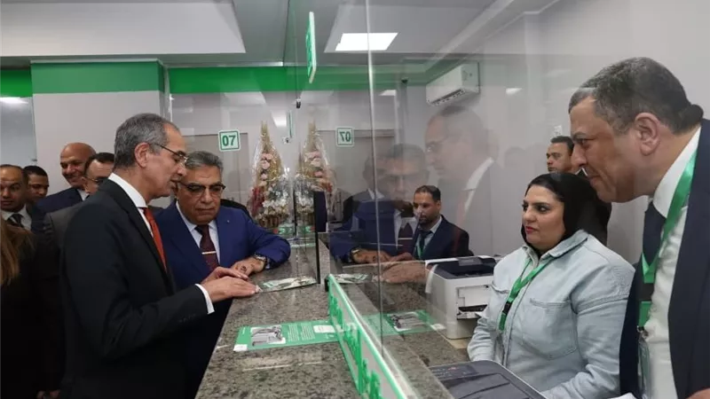 وزير الاتصالات يفتتح بريد المنصورة ويزور سنترال ومدرسة WE للتكنولوجيا بمحافظة الدقهلية