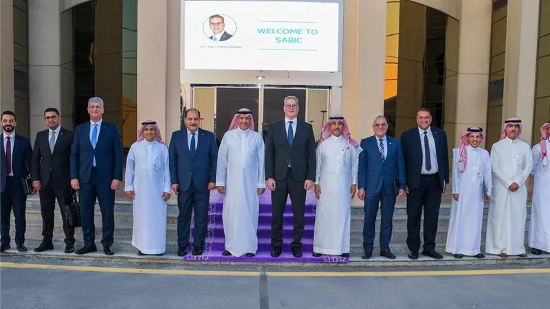 وزير البترول يبحث تعزيز التعاون في البتروكيماويات مع الرئيس التنفيذي لشركة سابك بالسعودية