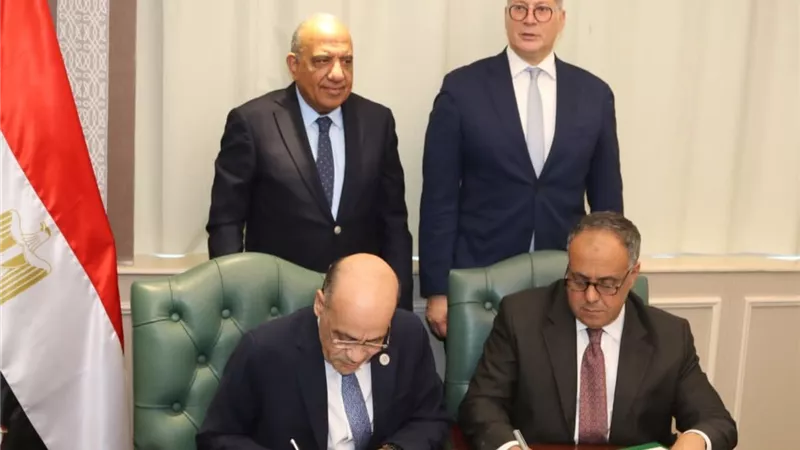 وزيرا البترول والكهرباء يشهدان توقيع بروتوكول تعاون لمعالجة المخلفات البترولية