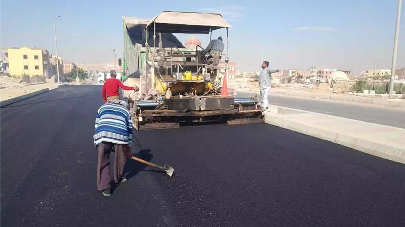 دفع العمل بمشروعات الطرق بمواقع المبادرة الرئاسية 
