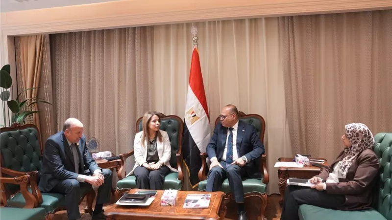 وزيرالعمل يبحث مع خبيرة الدولية إطلاق الاستراتيجية الوطنية وتعزيز حملات السلامة بالمنشآت