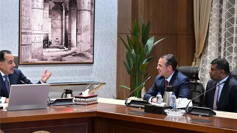 رئيس الوزراء يلتقي رئيس قسم الأصول والبلدان الناشئة بشركة شيفرون لتعزيز التعاون