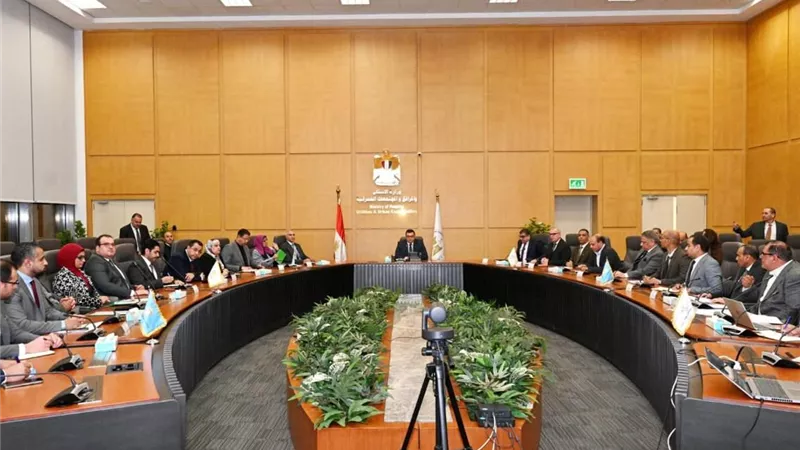 وزير الإسكان يوجه بسرعة تقنين الأوضاع بالأراضي المضافة لعدد من المدن