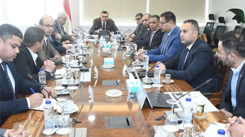 وزير الإسكان يوجه بتسليم الوحدات الجاهزة للحاجزين بالمشروعات المختلفة بالعلمين الجديدة