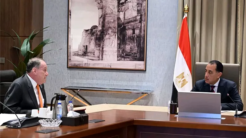 مدبولي يبحث مع 