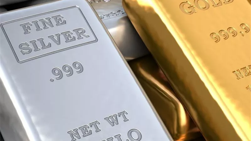 ارتفاعات قياسية للذهب والفضة مع توقعات بتصحيح محتمل 