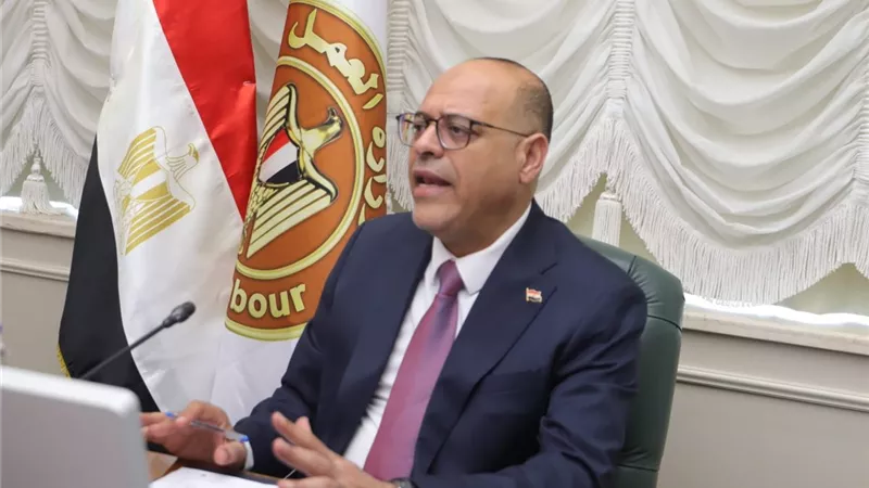 مأساة طريق الواحات.. إعانات عاجلة بقيمة مليون و700 ألف جنيه لأسر ضحايا العمالة غير المنتظمة