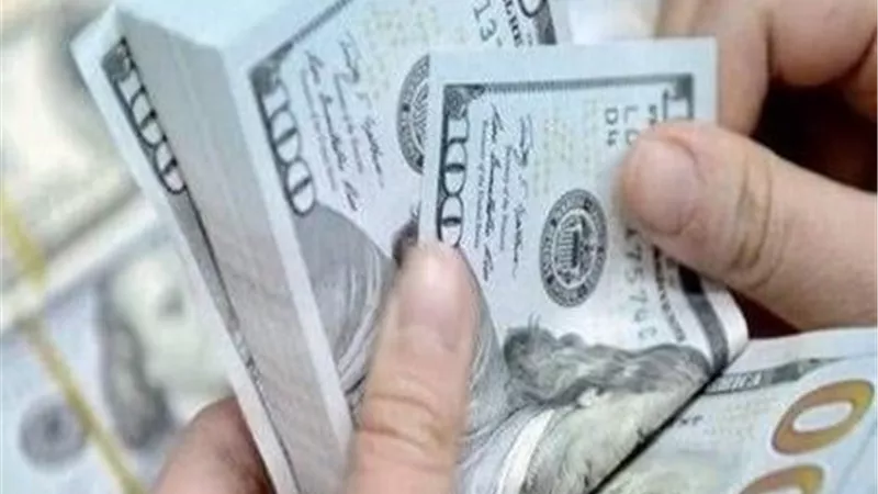 الدولار يتماسك عند مستويات مرتفعة.. هذا سعر «الأخضر» اليوم 